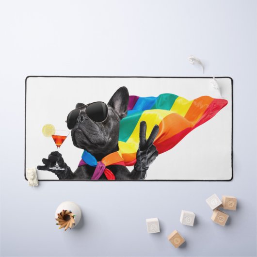 LGBTQ Pride Party Hond in Rainbow Cape Bureaumat (Kindertafel)