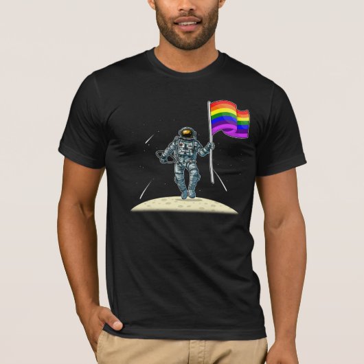 LGBTQ Pride Rainbow Flag - Astronaut op maan T-shirt (Voorkant)