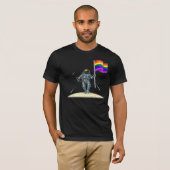 LGBTQ Pride Rainbow Flag - Astronaut op maan T-shirt (Voorkant volledig)