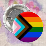LGBTQ & Pride - Rainbow Progress Flag Ronde Button 3,2 Cm<br><div class="desc">Button: Rainbow Flag & de "Progress" variatie voegt een chevron langs de slang toe met zwarte, bruine, lichtblauw, roze en witte strepen om deze gemeenschappen (gemarginaliseerde mensen van kleur, transindividuen, mensen die met HIV/AIDS leven en mensen die verloren zijn gegaan) naar de voorgrond te brengen; "de pijl wijst op het...</div>