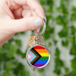 LGBTQ & Pride - Rainbow Progress Flag Sleutelhange Sleutelhanger<br><div class="desc">Sleutelhanger: Rainbow Flag & de "Progress" variatie voegt een chevron langs de slang toe met zwarte, bruine, lichtblauw, roze en witte strepen om deze gemeenschappen (gemarginaliseerde mensen van kleur, transindividuen, mensen die met HIV/AIDS leven en mensen die verloren zijn gegaan) naar de voorgrond te brengen; "de pijl wijst op het...</div>