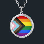 LGBTQ & Pride - Rainbow Progress Flag Zilver Vergulden Ketting<br><div class="desc">Ketting: Rainbow Flag & de "Progress"-variatie voegt een chevron langs de hoist toe met zwarte, bruine, lichtblauw, roze en witte strepen om deze gemeenschappen (gemarginaliseerde mensen van kleur, transindividuen, mensen met HIV/AIDS en mensen die verloren zijn gegaan) naar de voorgrond te brengen; "de pijl wijst op het recht op voorwaartse...</div>