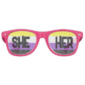 LGBTQ Pride Rainbow Pronouns Ze Haar Retro Zonnebril (Voorkant)