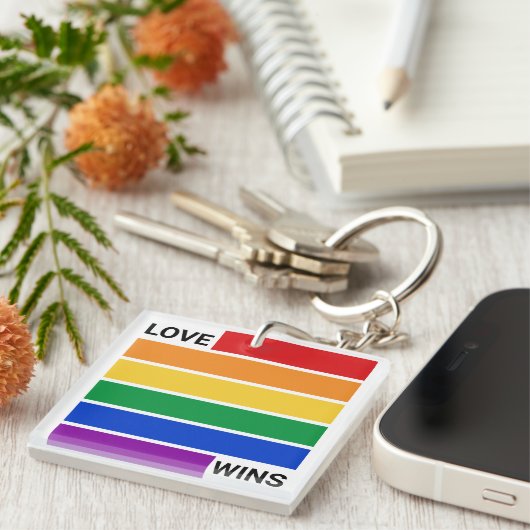 LGBTQ Regenboog, Liefde Wint Sleutelhanger (Voorkant Rechts)