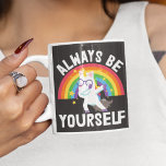 LGBTQ-regenboogeenhoorn Altijd jezelf Koffiemok<br><div class="desc">Wees trots op wie je bent en show het af met deze koffiekoffie-mok met een mooie cartoon eenhoorn en een kleurrijke regenboog,  met de titel "Altijd jezelf" in witte letters.</div>