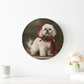 Lhasa Apso-hond in de sneeuw met Kerstmis Grote Klok (Huis)