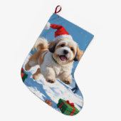 Lhasa Apso loopt in de sneeuw met kerst Pet Grote Kerstsok (Voorkant (Hangend))