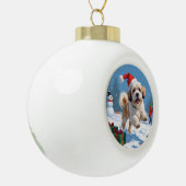 Lhasa Apso loopt in de sneeuw met kerst Pet Keramische Bal Ornament (Links)