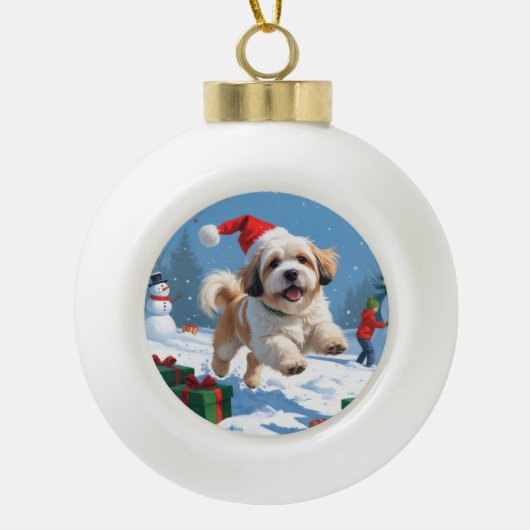 Lhasa Apso loopt in de sneeuw met kerst Pet Keramische Bal Ornament (Voorkant)