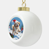 Lhasa Apso loopt in de sneeuw met kerst Pet Keramische Bal Ornament (Rechts)