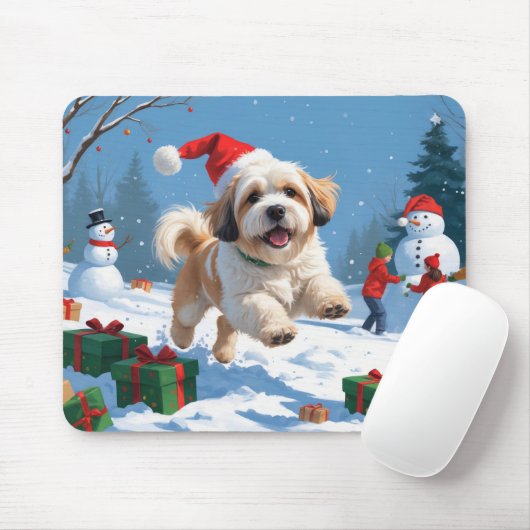 Lhasa Apso loopt in de sneeuw met kerst Pet Muismat (Met muis)