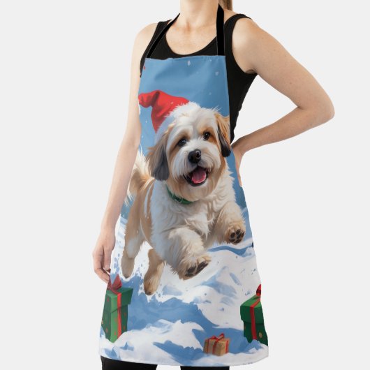 Lhasa Apso loopt in de sneeuw met kerst Pet Schort (Insitu)