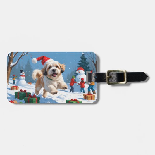 Lhasa Apso loopt in de sneeuw met kerstmuts Bagagelabel (Voorkant horizontaal)