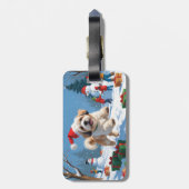 Lhasa Apso loopt in de sneeuw met kerstmuts Bagagelabel (Achterkant verticaal)