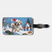 Lhasa Apso loopt in de sneeuw met kerstmuts Bagagelabel (Achterkant horizontaal)