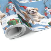 Lhasa Apso loopt in de sneeuw met kerstmuts Cadeaupapier (Rol Hoek)