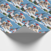 Lhasa Apso loopt in de sneeuw met kerstmuts Cadeaupapier (Hoek)