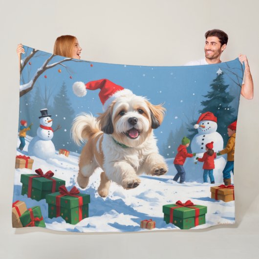 Lhasa Apso loopt in de sneeuw met kerstmuts Fleece Deken (In situ)