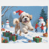 Lhasa Apso loopt in de sneeuw met kerstmuts Fleece Deken (Voorkant (Horizontaal))