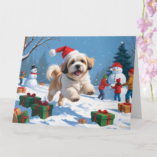 Lhasa Apso loopt in de sneeuw met kerstmuts Kaart (Orchidee)