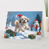 Lhasa Apso loopt in de sneeuw met kerstmuts Kaart (Voorkant)