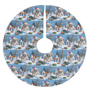 Lhasa Apso loopt in de sneeuw met kerstmuts Kerstboom Rok