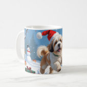 Lhasa Apso loopt in de sneeuw met kerstmuts Koffiemok (Voorkant links)