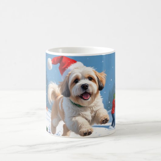 Lhasa Apso loopt in de sneeuw met kerstmuts Koffiemok (Center)