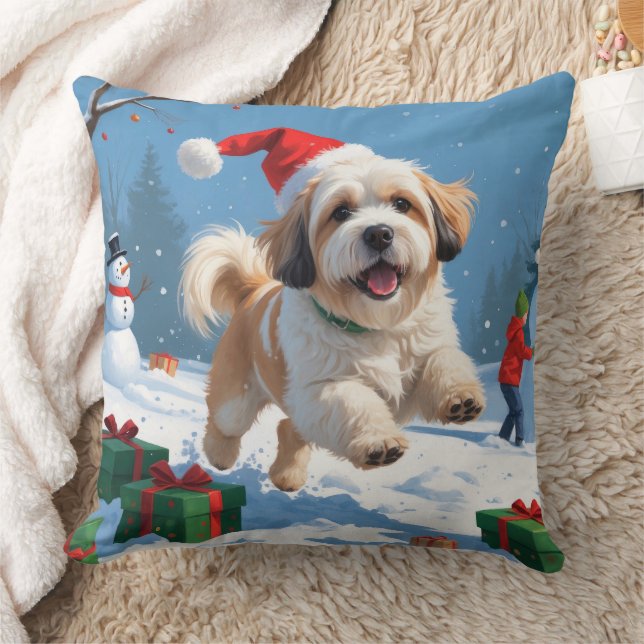 Lhasa Apso loopt in de sneeuw met kerstmuts Kussen (Deken)