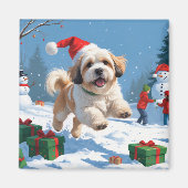 Lhasa Apso loopt in de sneeuw met kerstmuts Magneet (Voorkant)