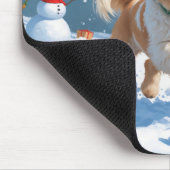 Lhasa Apso loopt in de sneeuw met kerstmuts Muismat (Hoek)