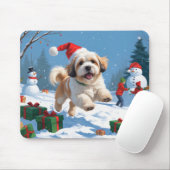 Lhasa Apso loopt in de sneeuw met kerstmuts Muismat (Met muis)