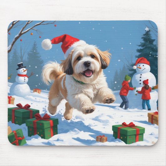Lhasa Apso loopt in de sneeuw met kerstmuts Muismat (Voorkant)