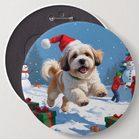 Lhasa Apso loopt in de sneeuw met kerstmuts Ronde Button 6,0 Cm (Voorkant /achterkant)