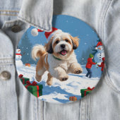 Lhasa Apso loopt in de sneeuw met kerstmuts Ronde Button 6,0 Cm (In situ)