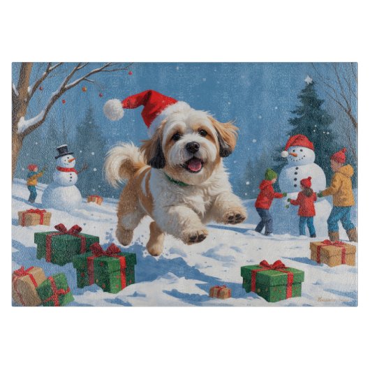 Lhasa Apso loopt in de sneeuw met kerstmuts Snijplank (Voorkant)