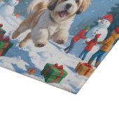 Lhasa Apso loopt in de sneeuw met kerstmuts Snijplank (Hoek)