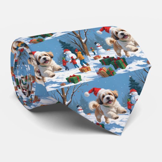 Lhasa Apso loopt in de sneeuw met kerstmuts Stropdas (Opgerold)