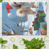 Lhasa Apso loopt in de sneeuw met kerstmuts Theedoek (Gevouwen)