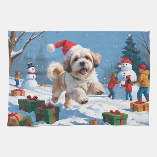 Lhasa Apso loopt in de sneeuw met kerstmuts Theedoek (Horizontaal)