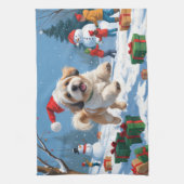Lhasa Apso loopt in de sneeuw met kerstmuts Theedoek (Verticaal)