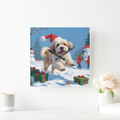 Lhasa Apso loopt in de sneeuw met kerstmuts Vierkante Klok (Huis)