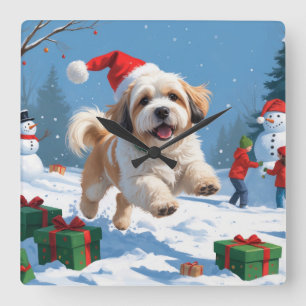 Lhasa Apso loopt in de sneeuw met kerstmuts Vierkante Klok