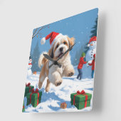 Lhasa Apso loopt in de sneeuw met kerstmuts Vierkante Klok (Hoek)