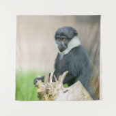 L'Hoest's meerkat op een houten zitstok Wandkleed (Voorkant)