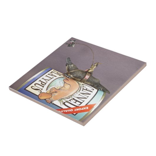 Libby op een platypus op een tegel tegeltje (Zijkant)