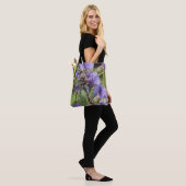 Libel met blauwe ogen op bloem tote bag (Op model)
