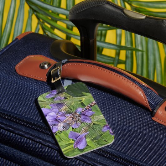 Libel met blauwe ogen op paarse bloemen bagagelabel (Voorkant Insitu 1)