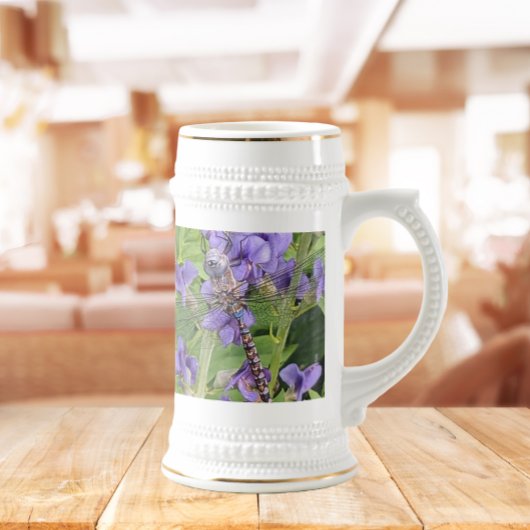 Libel met blauwe ogen op paarse bloemen bierpul