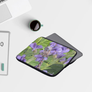 Libel met blauwe ogen op paarse bloemen laptop sleeve